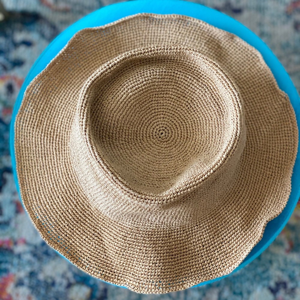 Zara hat M